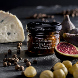 Salsa dulce de higos negros con nueces de Macadamia y pimiento de Jamaica