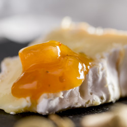 Salsa dulce de melocotón y albaricoque con bayas de goji y cardamomo