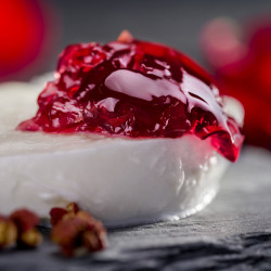 Salsa dulce de frambuesas con pétalos de rosa y pimiento de sichuan